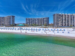 En la playa, sillas reclinables de playa