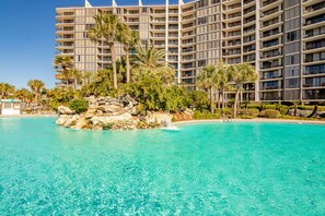 Alberca al aire libre y alberca climatizada