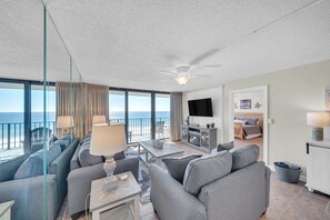 Smart TV, chimenea y libros 