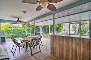 Outdoor dining - Pool Access & Beach Gear! Canalfront Naples Home (Naples)