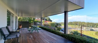 Fabulous Milford 1BR With Views & SkyTV