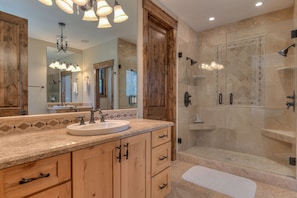 Combined shower/tub, jetted tub, towels