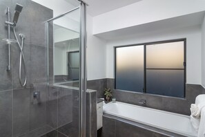 Baignoire, sĂšche-cheveux, serviettes fournies, savon
