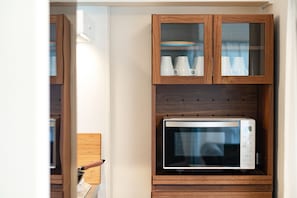 Full-sized fridge, microwave, stovetop, electric kettle