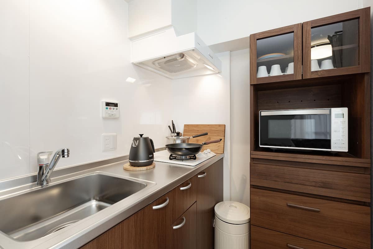 Full-sized fridge, microwave, stovetop, electric kettle