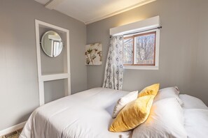 2 bedrooms, iron/ironing board, WiFi, bed sheets - Rustic 2 Bedroom Boho Apartment (Laramie)