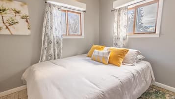 2 bedrooms, iron/ironing board, WiFi, bed sheets