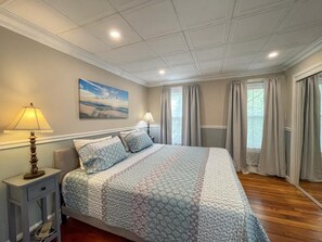 6 bedrooms, iron/ironing board, WiFi - Beach block Victorian in downtown Historic Cape May (Cape May)