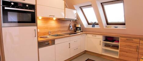 Kühlschrank, Mikrowelle, Ofen, Geschirrspüler