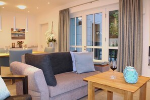 Televisión, chimenea, reproductor de DVD y estéreo 