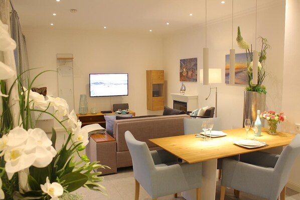 TV, caminetto, lettore DVD, impianto stereo