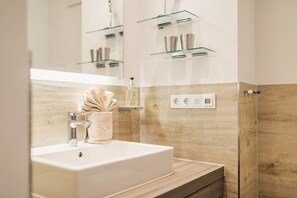 Shower, hair dryer, towels - High-quality vacation apartment in Logierhaus Friedrich directly on the beach in Zingst - (Zingst)