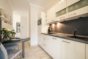 Fridge, microwave, oven, stovetop - High-quality vacation apartment in Logierhaus Friedrich directly on the beach in Zingst - (Zingst)