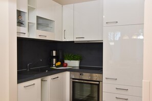 Kjøleskap, ovn, kokeplater og oppvaskmaskin