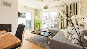 Una sala de estar moderna con chimenea, un sofá, una mesa de centro y un comedor.