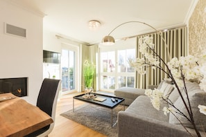 TV, fireplace, stereo