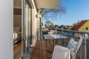 Outdoor dining - Modern 2-room apartment directly behind the Baltic Sea dike - Logierhaus Friedrich (Zingst)