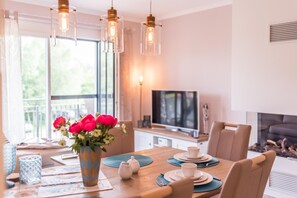 Dining - Modern 3-room apartment directly behind the Baltic Sea dyke - Logierhaus Friedrich (Zingst)