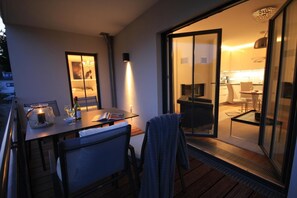 Outdoor dining - Modern 2-room apartment directly behind the Baltic Sea dike - Logierhaus Friedrich (Zingst)