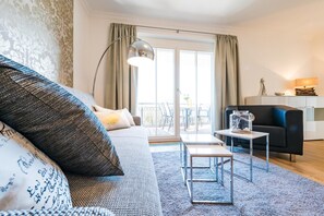 Televisie, een open haard en een stereo