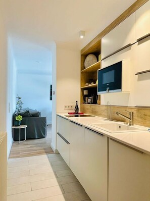 Fridge, microwave, stovetop, dishwasher - Modern 2-room apartment directly behind the Baltic Sea dike - Logierhaus Friedrich (Zingst)