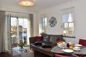 Télévision, cheminée, chaîne hi-fi