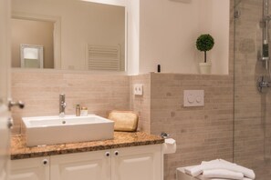 Douche, serviettes fournies