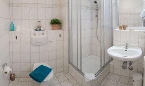 Een douche, handdoeken