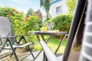 Outdoor dining - Bright, comfortably furnished apartment directly on the dike and beach! - Residence (Zingst)