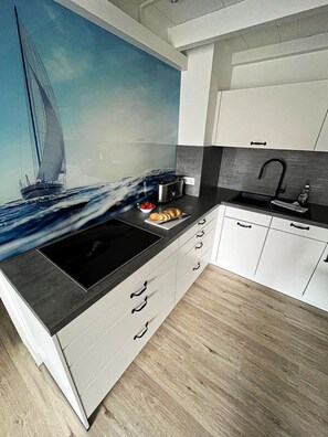 Frigorifero, microonde, forno, piano cottura