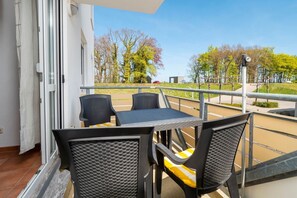 Unclassified image, 4 of 22, button - Bright, comfortably furnished apartment directly on the dyke and beach - Residence (Zingst)