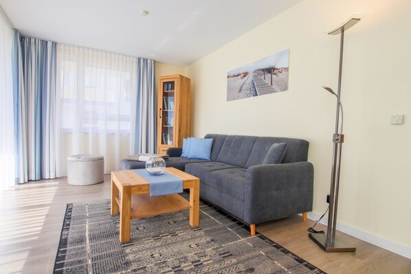 Een televisie, een dvd-speler en een stereo