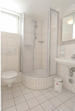 Shower, towels - Comfortable vacation apartment in the first row on the beach of Zingst with balcony - (Zingst)