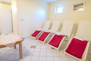 Spa - Comfortable vacation apartment in the first row on the beach of Zingst with terrace - (Zingst)