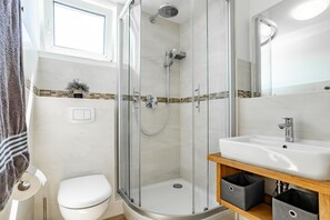 Douche, sèche-cheveux, serviettes fournies