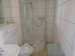 Chuveiro, secador de cabelo, toalhas de banho 