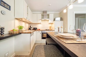 Kjøleskap, mikrobølgeovn, ovn og kokeplater