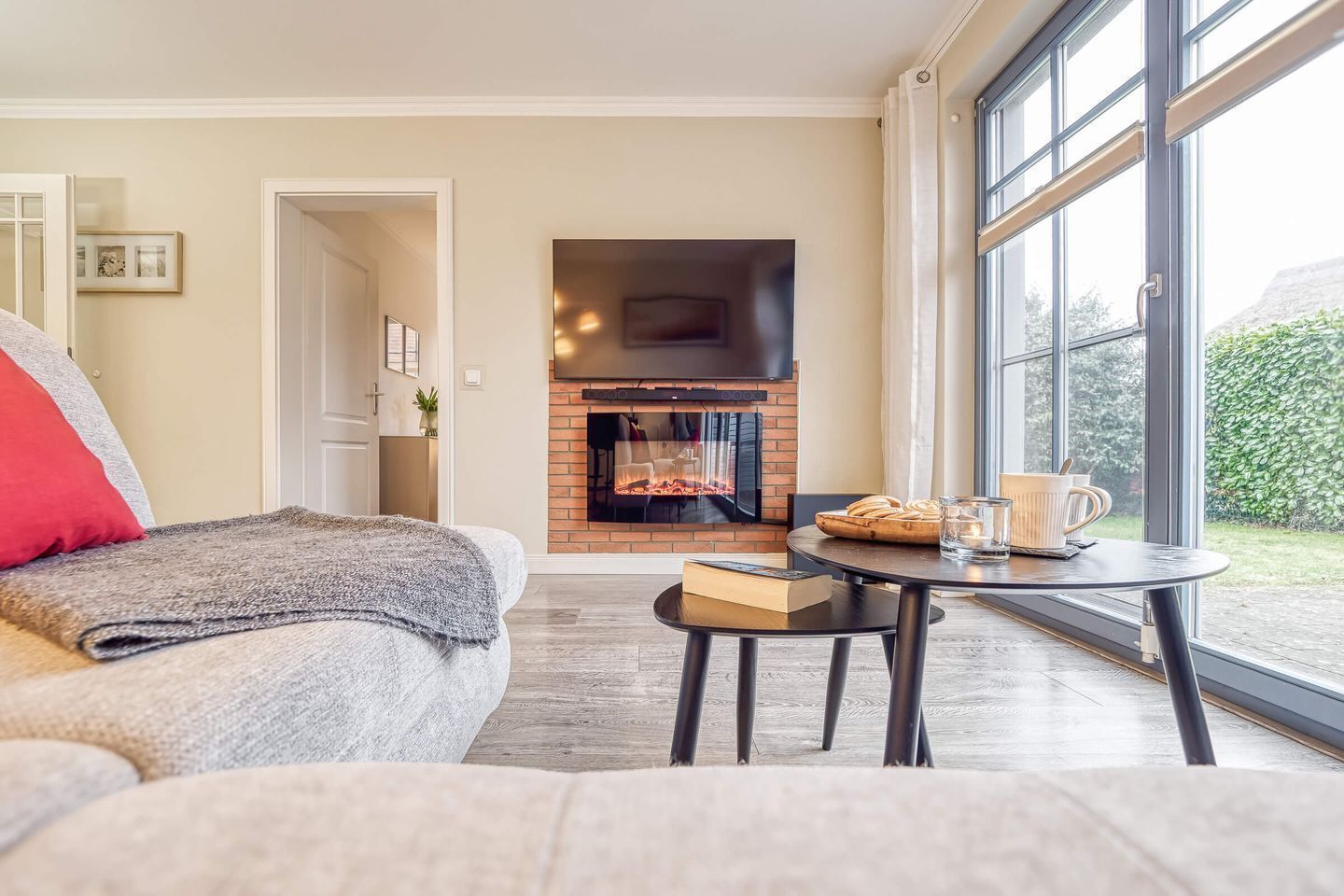 Televisie, een open haard en een stereo