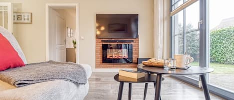 Televisie, een open haard en een stereo