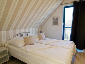 3 bedrooms, iron/ironing board, WiFi - Meeresrauschen 1 - High-quality and lovingly furnished vacation home! (Zingst)
