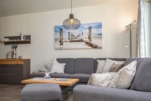 Televisie, een open haard, een dvd-speler en een stereo