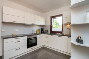 Een koelkast, een magnetron, een oven, een kookplaat