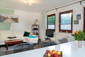 Een televisie, een dvd-speler en een stereo