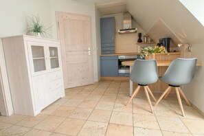 冷蔵庫、オーブン、コンロ、食器洗い機