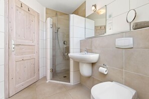Douche, sèche-cheveux, serviettes fournies