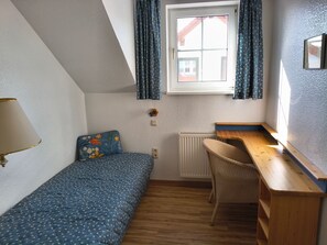 2 bedrooms, desk, WiFi