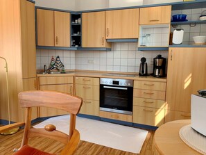 Fridge, oven, stovetop, coffee/tea maker - Apartment Giesen - Cozy vacation apartment near the beach! (Zingst)