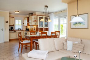 Télévision, cheminée, lecteur de DVD, chaîne hi-fi