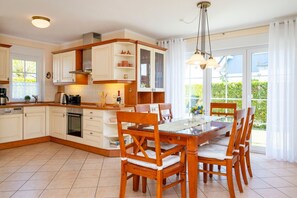 Fridge, microwave, oven, stovetop - Hoppenberg 24 - Haus Sommerfeld - Modern semi-detached house over 3 floors! (Zingst)