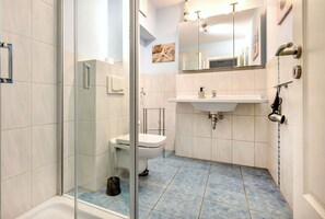 Shower, hair dryer, towels - Villa Carpe Diem Apartment 6 - Beautiful beachfront apartment! (Zingst)